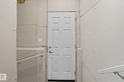 9102 Elves Loop Nw, Edmonton, AB - Indoor Photo Showing Other Room
