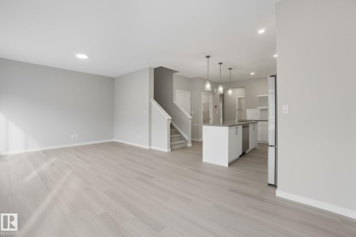 9102 Elves Loop Nw, Edmonton, AB - Indoor Photo Showing Kitchen