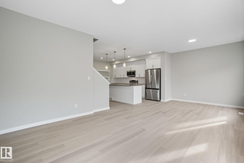 9102 Elves Loop Nw, Edmonton, AB - Indoor Photo Showing Kitchen