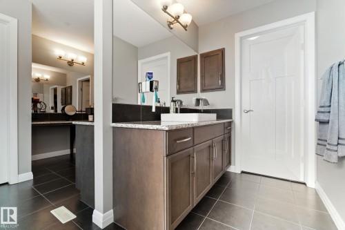 3875 Agar Green, Edmonton, AB - Indoor Photo Showing Bathroom