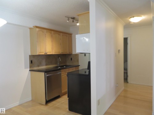 102 10547 83 Avenue, Edmonton, AB - Indoor Photo Showing Kitchen