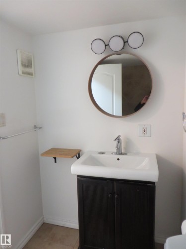 102 10547 83 Avenue, Edmonton, AB - Indoor Photo Showing Bathroom