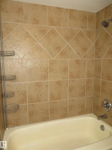 102 10547 83 Avenue, Edmonton, AB - Indoor Photo Showing Bathroom