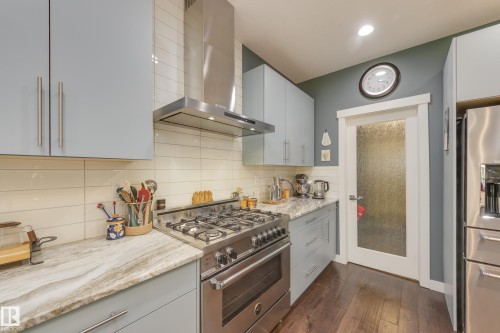 3721 Parker Court, Edmonton, AB - Indoor Photo Showing Kitchen With Upgraded Kitchen