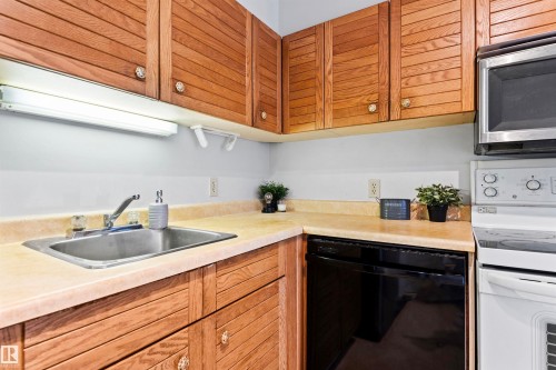1809 10149 Saskatchewan Drive, Edmonton, AB - Indoor Photo Showing Kitchen