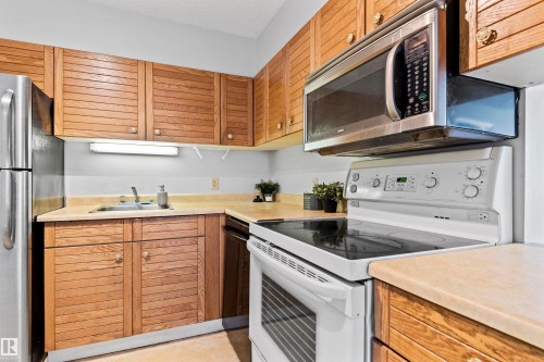 1809 10149 Saskatchewan Drive, Edmonton, AB - Indoor Photo Showing Kitchen