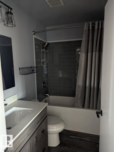 11019 10 Avenue, Edmonton, AB - Indoor Photo Showing Bathroom