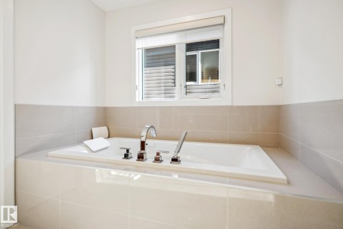 3811 Kidd Bay, Edmonton, AB - Indoor Photo Showing Bathroom