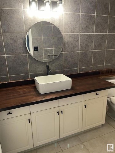 11 11219 103A Avenue, Edmonton, AB - Indoor Photo Showing Bathroom