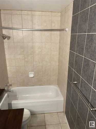 11 11219 103A Avenue, Edmonton, AB - Indoor Photo Showing Bathroom