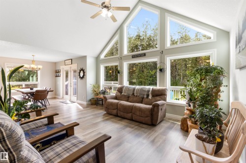 8432 Twp Road 502, Rural Brazeau County, AB - Indoor Photo Showing Living Room