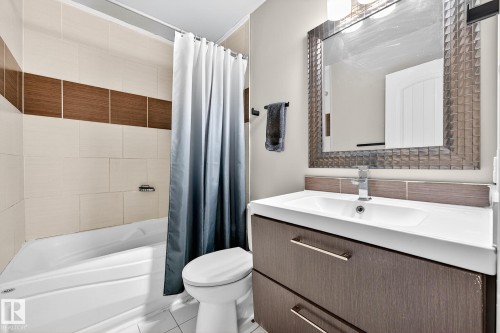 11005 162A Avenue, Edmonton, AB - Indoor Photo Showing Bathroom