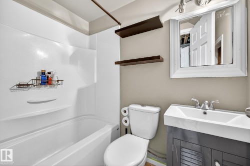 11005 162A Avenue, Edmonton, AB - Indoor Photo Showing Bathroom