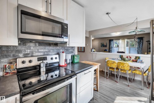 9516 63 Avenue, Edmonton, AB - Indoor Photo Showing Kitchen With Upgraded Kitchen