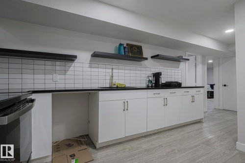 6224 136 Avenue, Edmonton, AB - Indoor Photo Showing Kitchen