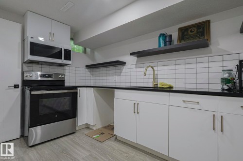6224 136 Avenue, Edmonton, AB - Indoor Photo Showing Kitchen