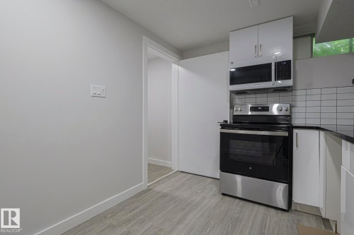 6224 136 Avenue, Edmonton, AB - Indoor Photo Showing Kitchen
