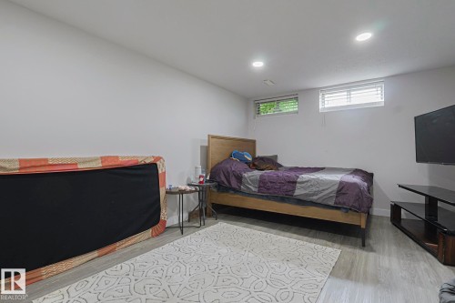 6224 136 Avenue, Edmonton, AB - Indoor Photo Showing Bedroom