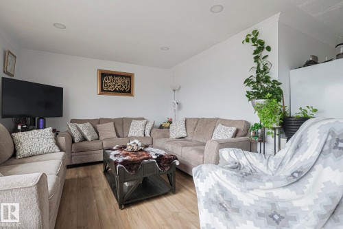 6224 136 Avenue, Edmonton, AB - Indoor Photo Showing Living Room