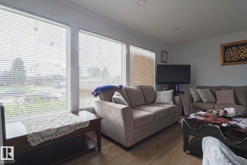 6224 136 Avenue, Edmonton, AB - Indoor Photo Showing Living Room