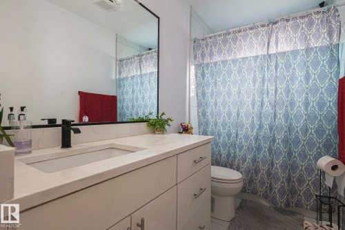 6224 136 Avenue, Edmonton, AB - Indoor Photo Showing Bathroom