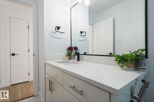 6224 136 Avenue, Edmonton, AB - Indoor Photo Showing Bathroom