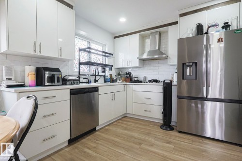6224 136 Avenue, Edmonton, AB - Indoor Photo Showing Kitchen
