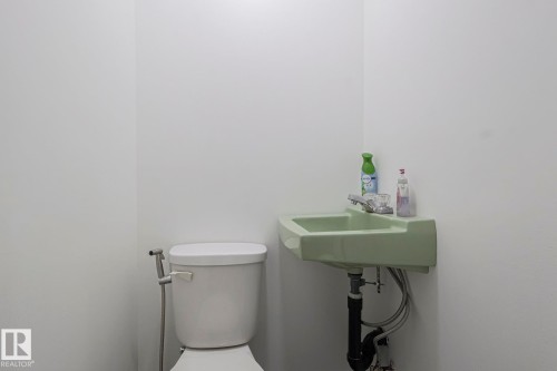 6224 136 Avenue, Edmonton, AB - Indoor Photo Showing Bathroom