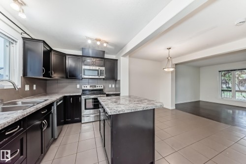 351 Secord Boulevard, Edmonton, AB - Indoor Photo Showing Kitchen With Double Sink With Upgraded Kitchen