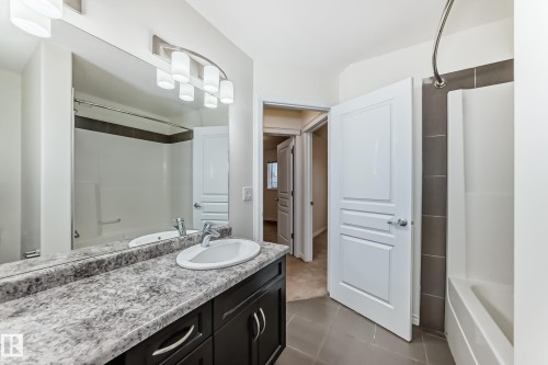 351 Secord Boulevard, Edmonton, AB - Indoor Photo Showing Bathroom