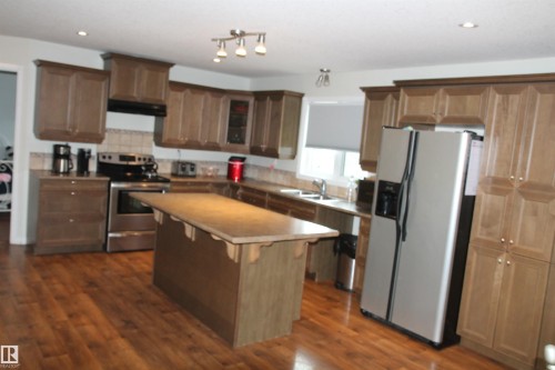 5206 54A Street, Elk Point, AB - Indoor Photo Showing Kitchen With Double Sink