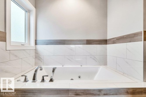 1339 Adamson Drive, Edmonton, AB - Indoor Photo Showing Bathroom