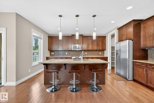 2121 90A Street, Edmonton, AB - Indoor Photo Showing Kitchen With Upgraded Kitchen