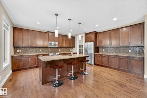 2121 90A Street, Edmonton, AB - Indoor Photo Showing Kitchen With Upgraded Kitchen