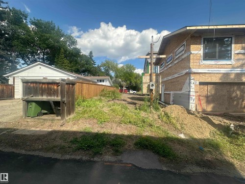View of yard featuring a garage - 7806 145 Street Nw, Edmonton, AB 