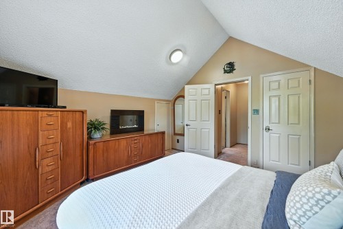 16815 41 Avenue, Edmonton, AB - Indoor Photo Showing Bedroom