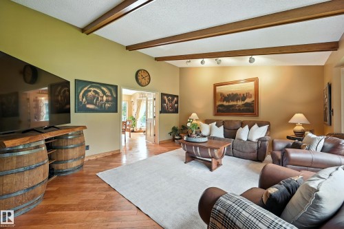 16815 41 Avenue, Edmonton, AB - Indoor Photo Showing Living Room