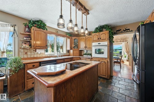 16815 41 Avenue, Edmonton, AB - Indoor Photo Showing Kitchen