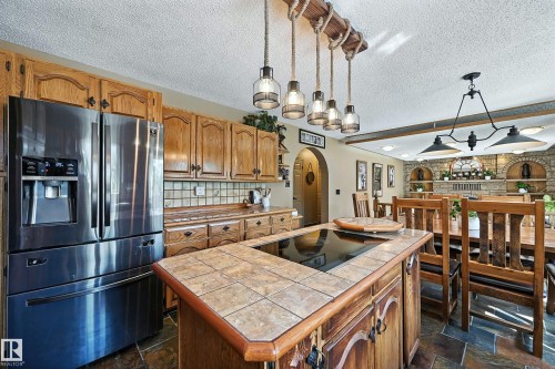 16815 41 Avenue, Edmonton, AB - Indoor Photo Showing Kitchen