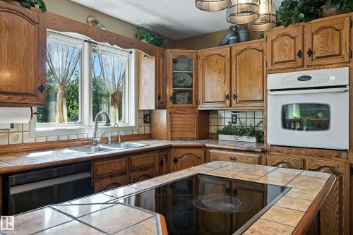 16815 41 Avenue, Edmonton, AB - Indoor Photo Showing Kitchen With Double Sink