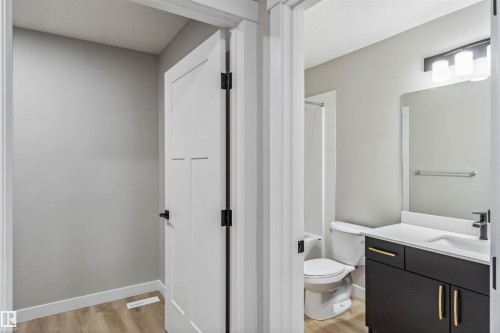 1659 12 Street, Edmonton, AB - Indoor Photo Showing Bathroom