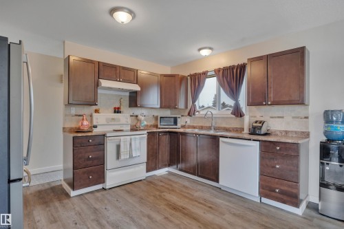1035 55 Street, Edmonton, AB - Indoor Photo Showing Kitchen