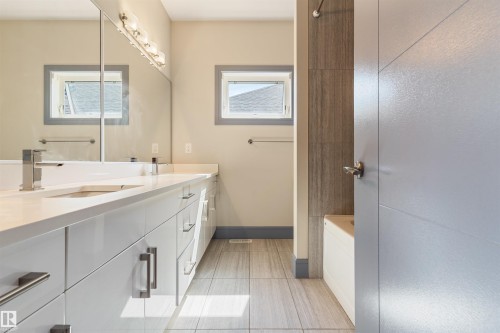 9533 101 Street, Edmonton, AB - Indoor Photo Showing Bathroom
