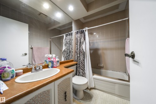 18111 76 Avenue, Edmonton, AB - Indoor Photo Showing Bathroom