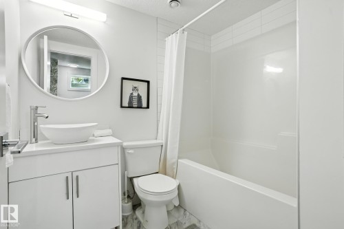 10426 126 Street, Edmonton, AB - Indoor Photo Showing Bathroom
