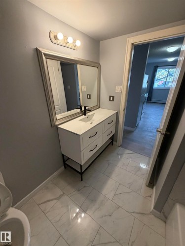 202 10740 105 Street, Edmonton, AB - Indoor Photo Showing Bathroom