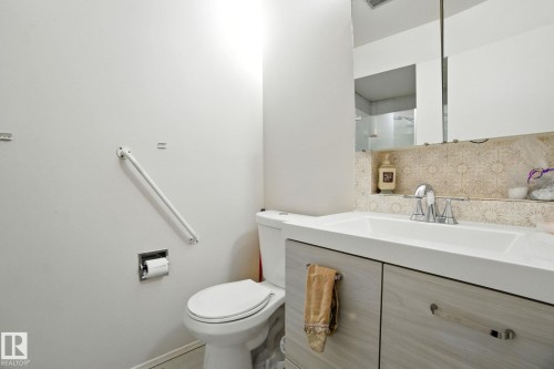 8731 180 Street, Edmonton, AB - Indoor Photo Showing Bathroom