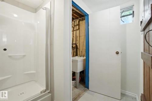 8731 180 Street, Edmonton, AB - Indoor Photo Showing Bathroom