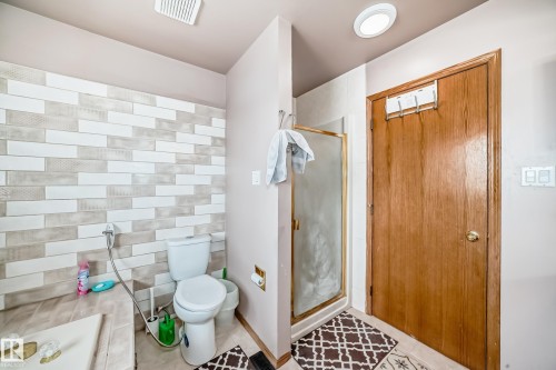 1068 James Crescent, Edmonton, AB - Indoor Photo Showing Bathroom
