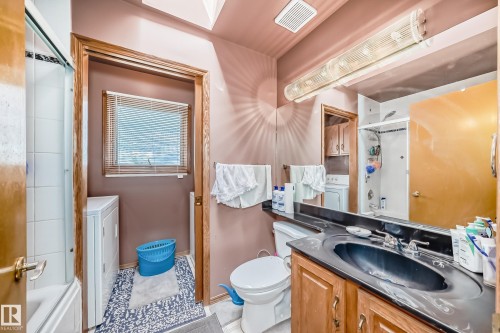 1068 James Crescent, Edmonton, AB - Indoor Photo Showing Bathroom